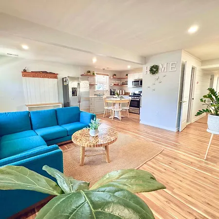 Unique Wildwood 3 Bedroom 1,5 Ba Entire House In The Heart Of Wildwood!